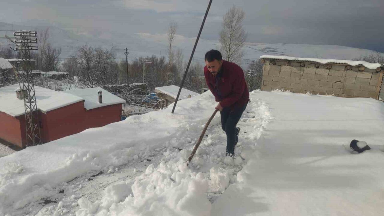 Van'da akşam saatlerinde etkili olan kar nedeniyle 17 yerleşim yeri
