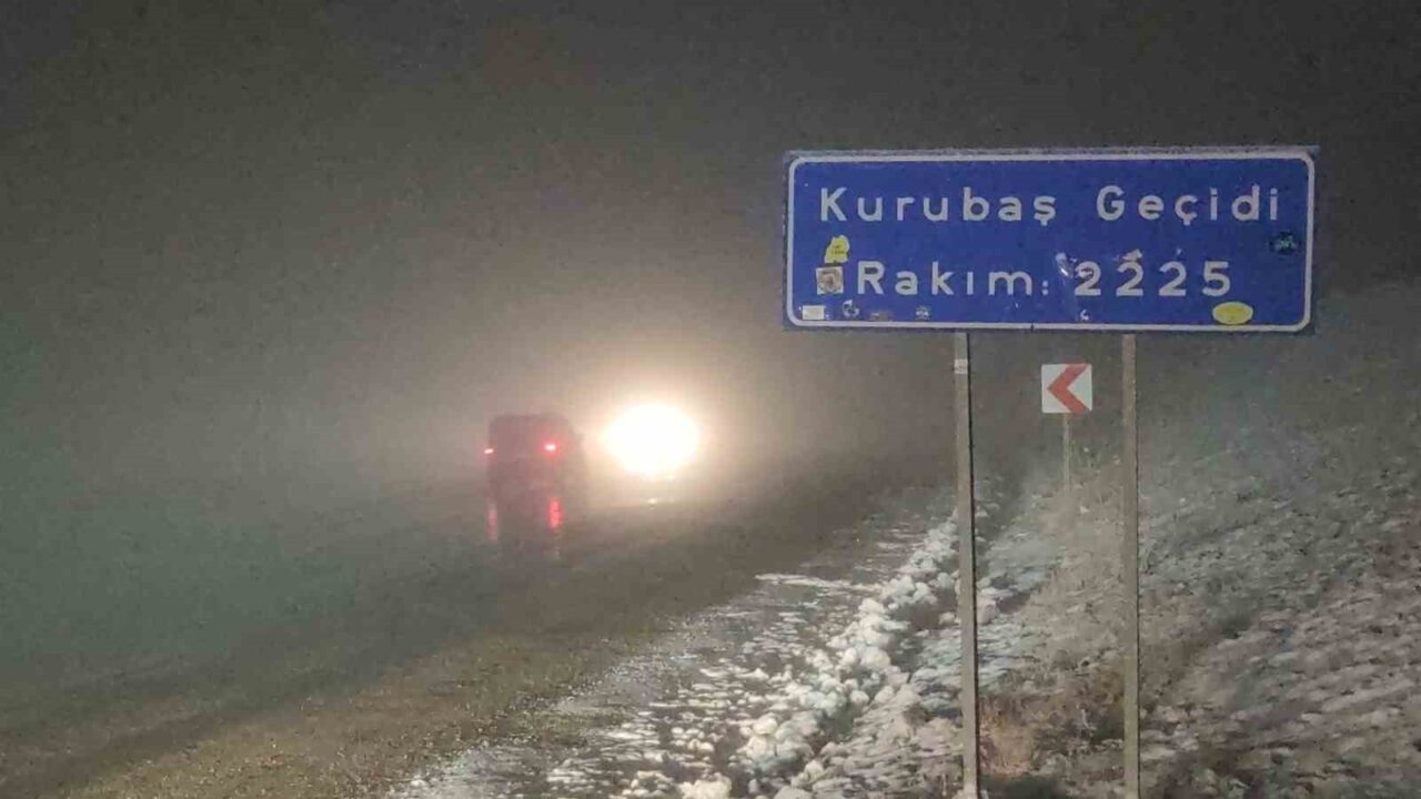 Van'da akşam saatlerinde etkili olan kar ve sis, yüksek kesimlerdeki