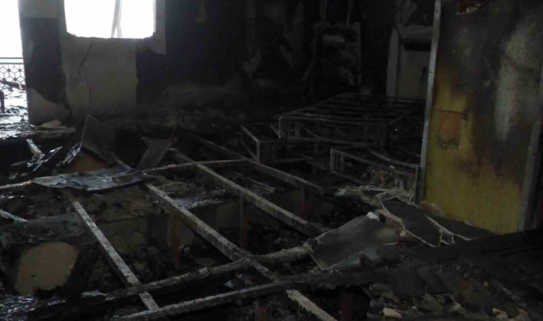 Van'ın İpekyolu ilçesinde bir otelin restoran katında çıkan yangın, alevlerin