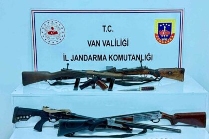 Erciş’te Jandarma, Silahlarla Dolu Evde Arama Yaptı ve Şüpheli Gözaltına Alındı