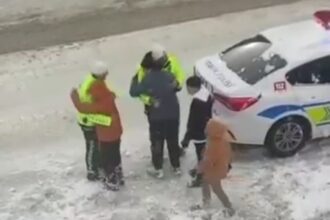 Van’da kar yağışı sırasında, trafik polisleri çocuklarla kartopu oynayarak keyifli anlar yaşadı.