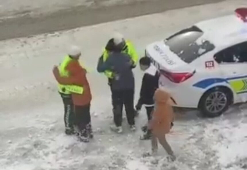 Van’da kar yağışı sırasında, trafik polisleri çocuklarla kartopu oynayarak keyifli anlar yaşadı.