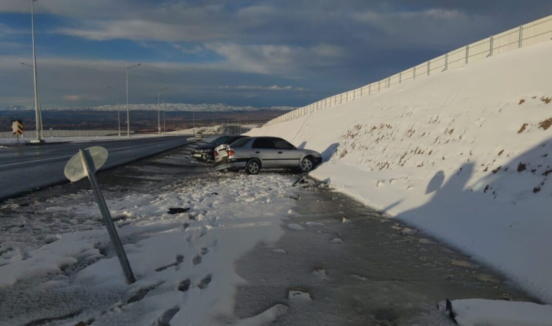Van Gürpınar’da üç aracın karıştığı zincirleme kaza sonucunda beş kişi hafif yaralandı. Van'ın Gürpınar ilçesinde Güzeldere bölgesinde buzlanma nedeniyle meydana gelen zincirleme