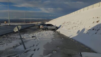 Van'ın Gürpınar ilçesinde Güzeldere bölgesinde buzlanma nedeniyle meydana gelen zincirleme