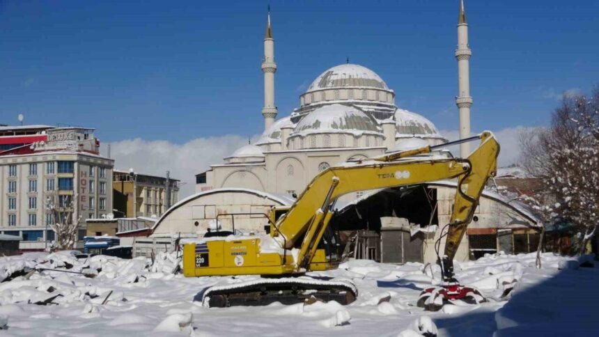 Van’daki Mısır Çarşısı, yıkıma uğrayarak modern bir arasta olarak yeniden inşa ediliyor.