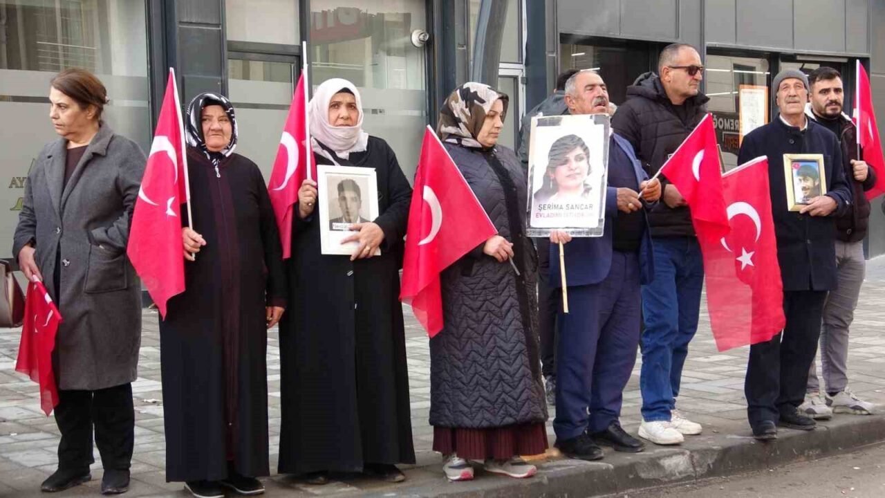 Van'da terör örgütü PKK tarafından çocukları kaçırılan ailelerin başlattığı evlat
