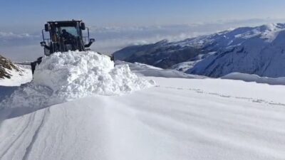 Muş'un Varto ilçesinde yoğun kar yağışı nedeniyle 26 köy yolu