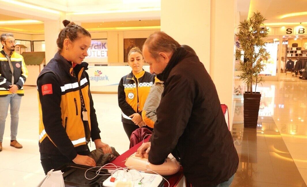 Erzincan’da Acil Sağlık Hizmetleri Haftası Kapsamında Bilgilendirme Etkinliği Gerçekleştirildi Erzincan'da Acil Sağlık Hizmetleri Haftası dolayısıyla İl Sağlık Müdürlüğü tarafından