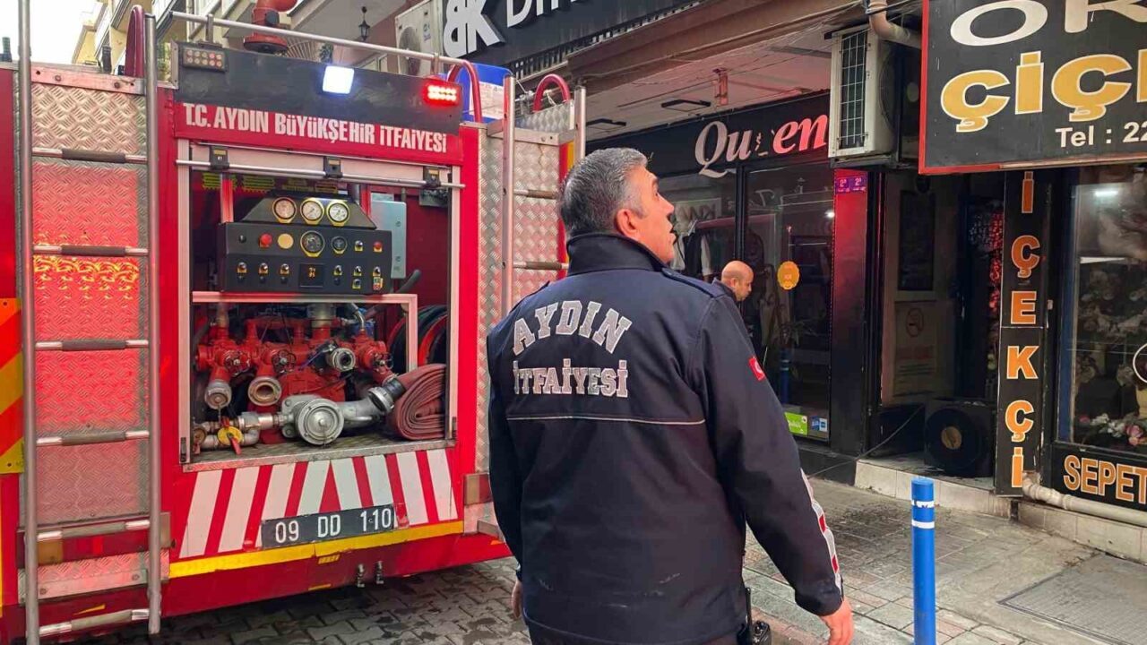 Aydın'ın Efeler ilçesindeki bir çiçekçide elektrik kaynaklı yangın çıktı. Vatandaşların