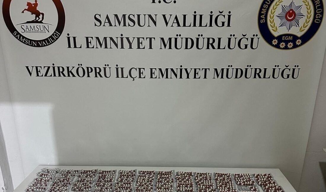 Samsun Vezirköprü’de Polisin Yaptığı Aramalarda 1308 Uyuşturucu Hap Ele Geçirildi Samsun'un Vezirköprü ilçesinde polis, M.A.S. isimli sürücünün kullandığı araçta yaptığı