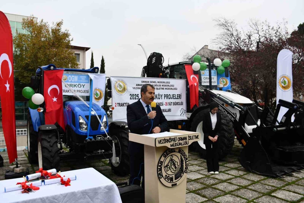 Samsun'un Vezirköprü ilçesinde düzenlenen törenle 14 aileye süt sığırcılığı için