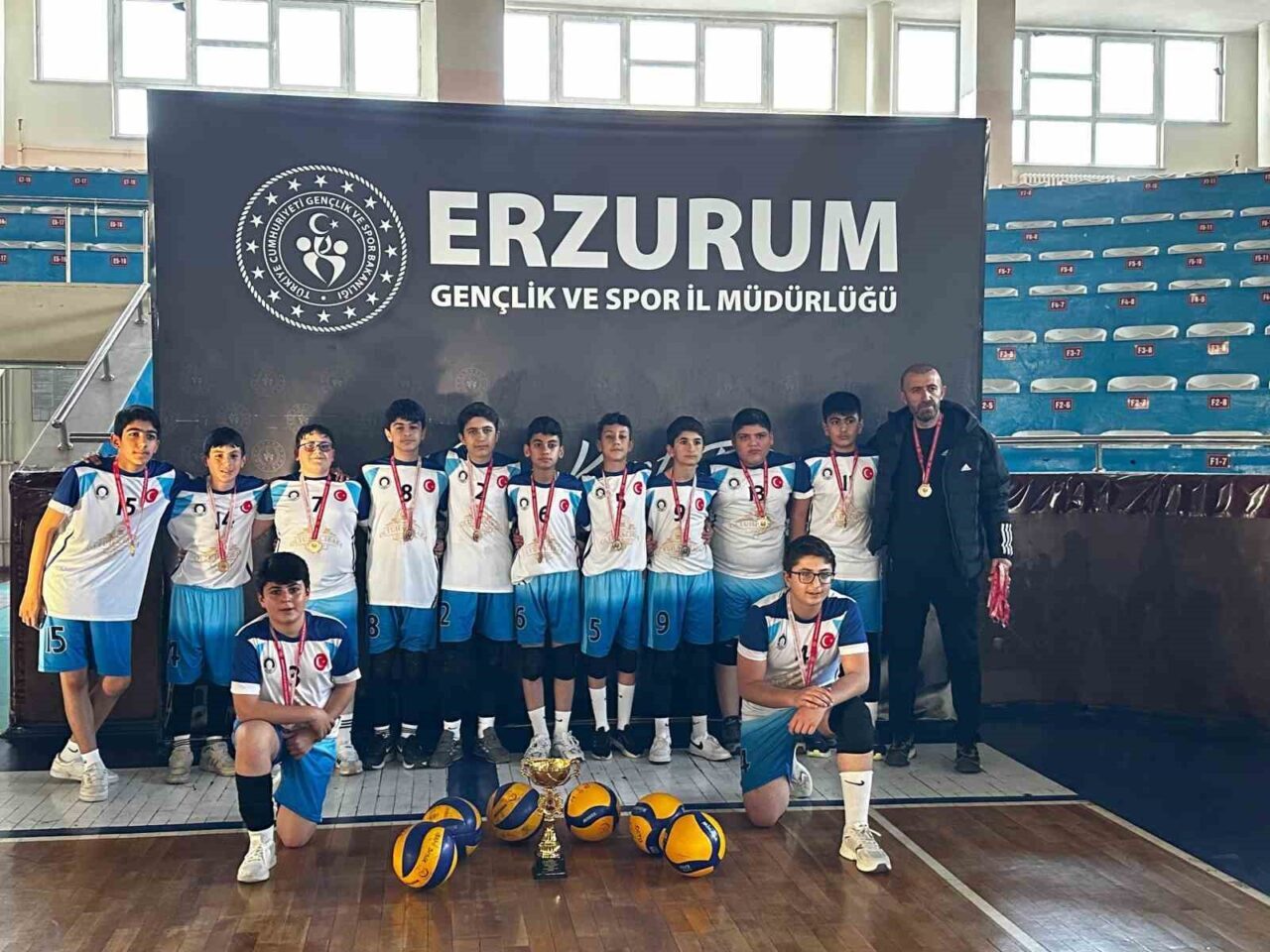Oltu Cumhuriyet Ortaokulu, Muhammet Macit'in antrenörlüğünde Yıldızlar Voleybol İl Birinciliği'nde