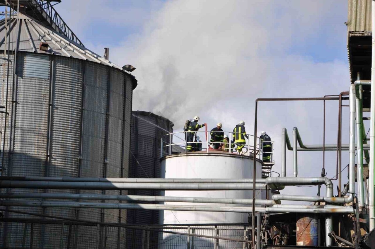 Afyonkarahisar’daki yağ fabrikasında bir kez daha yangın çıktı, can kaybı yok Afyonkarahisar'daki Çiftçiler Yağ fabrikasında, geçen ay yaşanan yangının ardından bugün