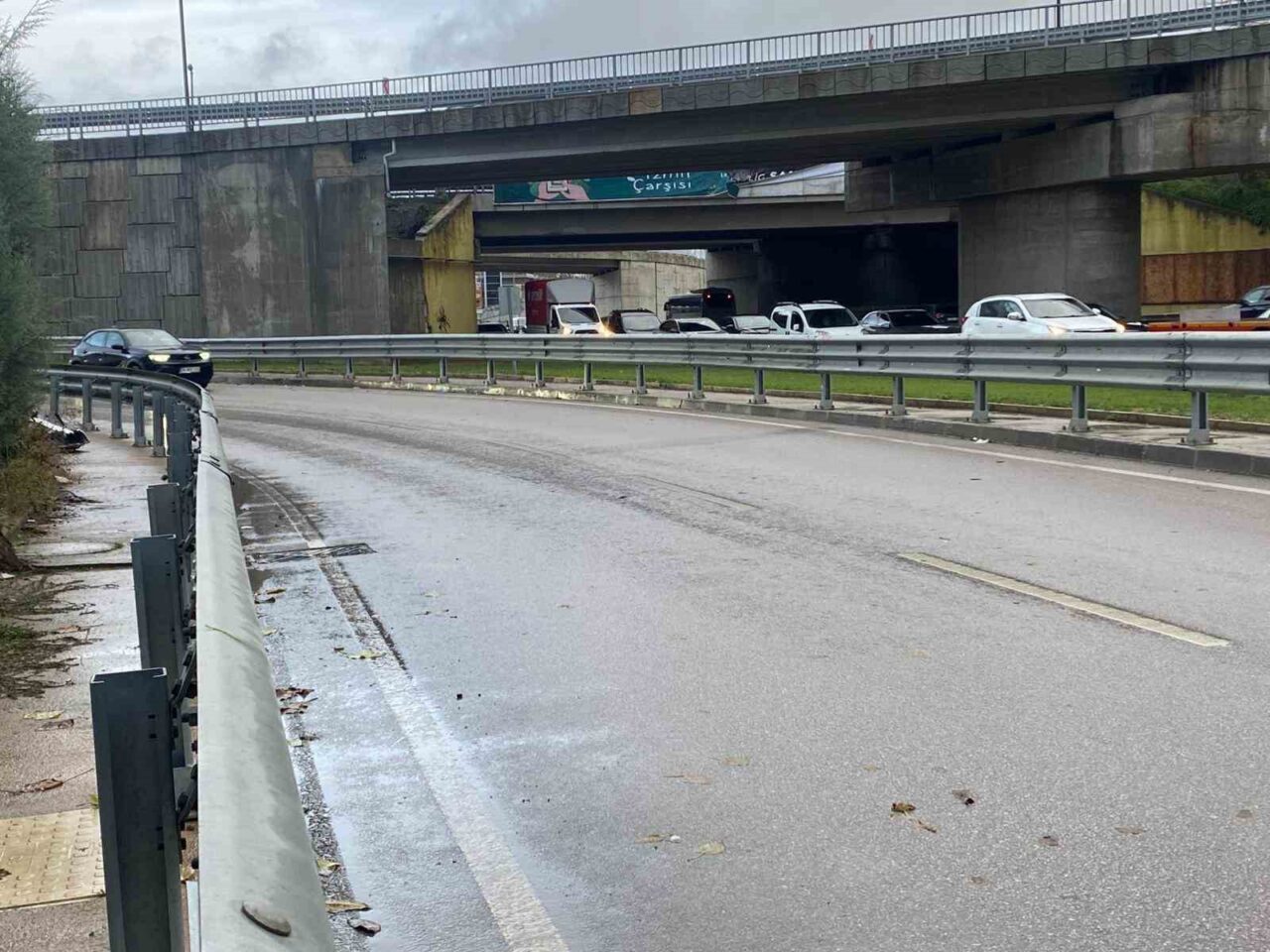 Kocaeli’nin İzmit ilçesinde motosiklet kazası: Sürücü yağışlı yolda bariyerlere çarparak hayatını kaybetti.