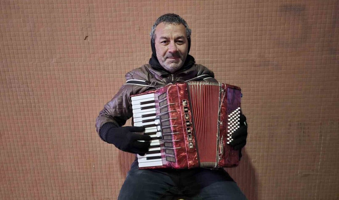 Yozgat'ta yaşayan Ersin Aşık, akordeon çalarak sokak müziği yapıyor. 22