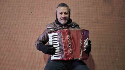 Yozgat'ta yaşayan Ersin Aşık, akordeon çalarak sokak müziği yapıyor. 22
