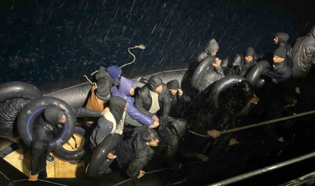 İzmir’in Karaburun ilçesi açıklarında motoru arızalanıp sürüklenen bir lastik botta