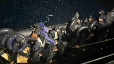 İzmir’in Karaburun ilçesi açıklarında motoru arızalanıp sürüklenen bir lastik botta