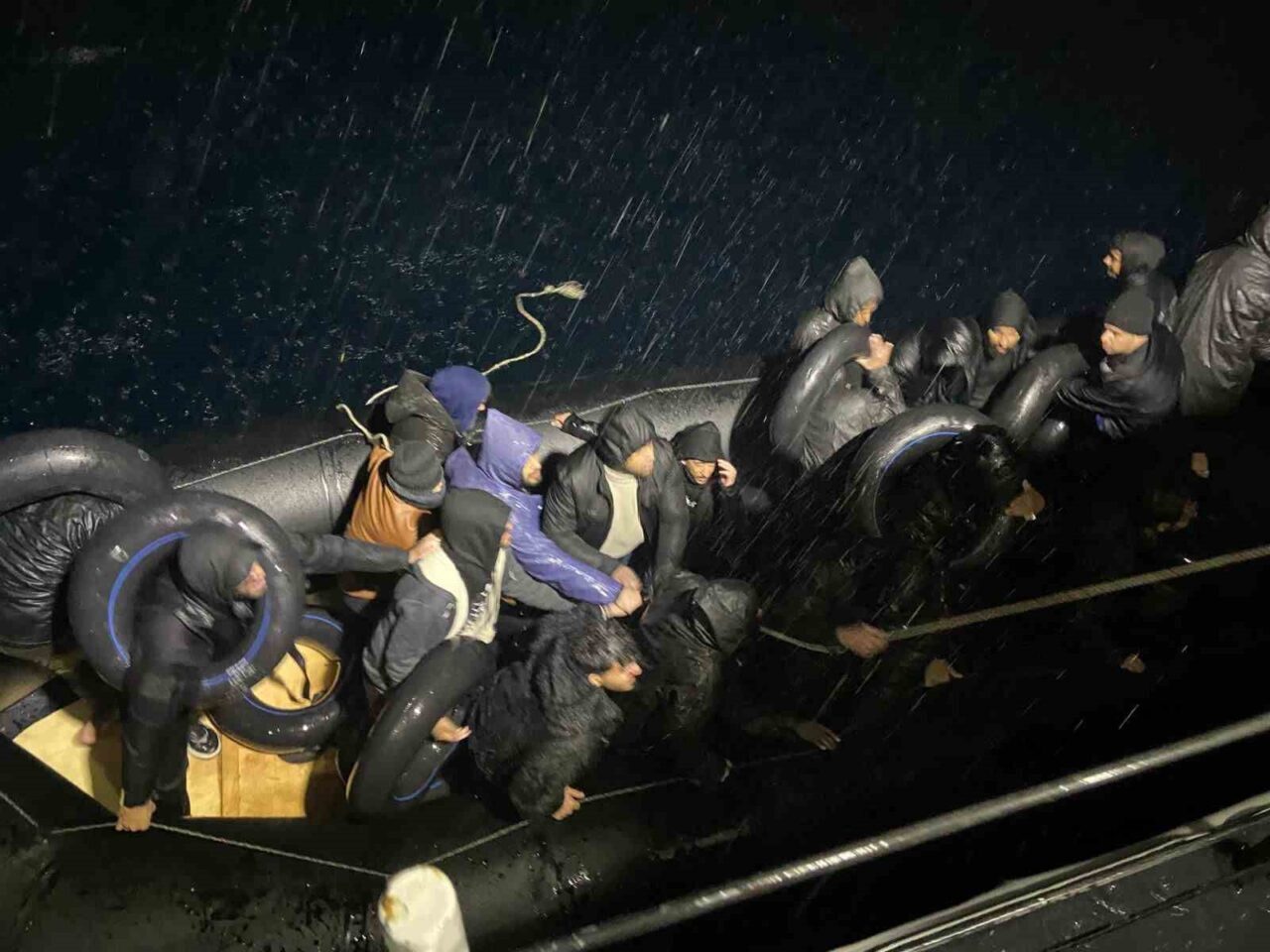 İzmir’in Karaburun ilçesi açıklarında motoru arızalanıp sürüklenen bir lastik botta