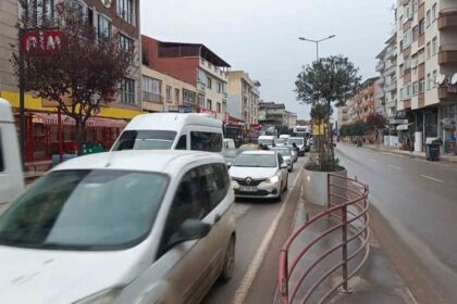 Yalova’daki Tonami Köprülü Kavşağı’ndaki onarım çalışmaları nedeniyle trafik yoğunluğu meydana geliyor.
