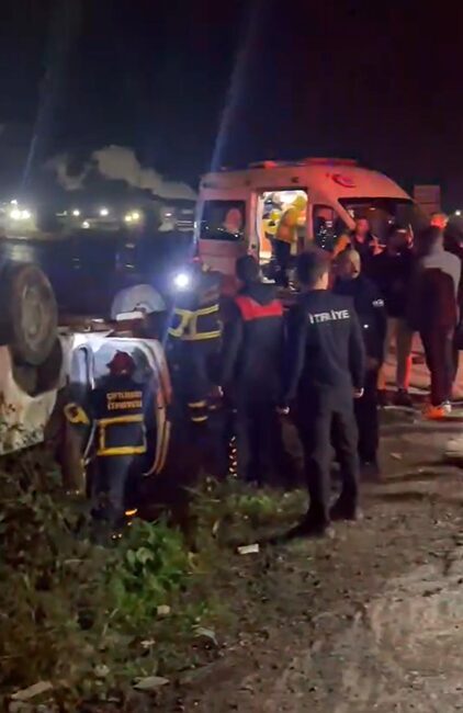 Yalova Çiftlikköy’de Takla Atan Otonun Kazasında İki Kişi Yaralandı Yalova'nın Çiftlikköy ilçesinde, gece saatlerinde kontrolden çıkan bir otomobil takla