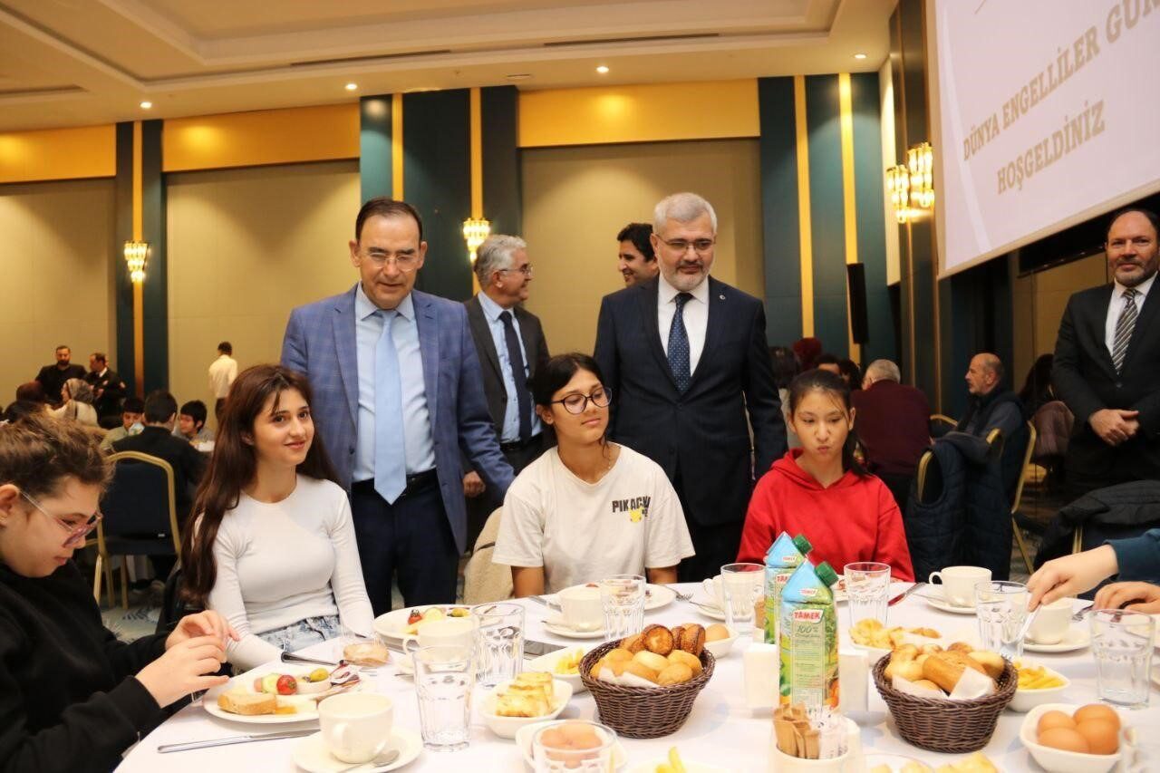 Yalova’da Özel Eğitim Ailesi, 3 Aralık Dünya Engelliler Günü’nde Kahvaltıda Bir Araya Geldi