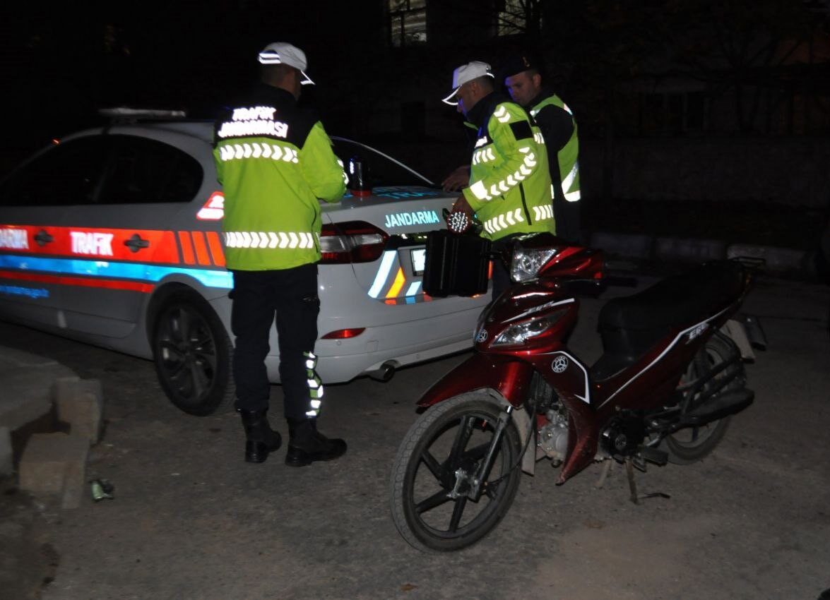 Yalvaç’ta Yapılan Gece Denetiminde 456 Kişi ve 206 Araç Kontrol Edildi, 5 Araç Ceza Aldı