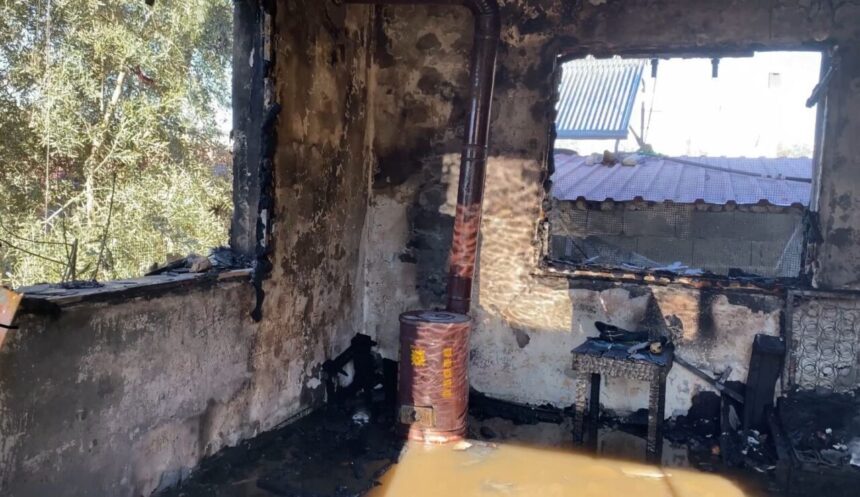 Erdemli’de 5 çocuklu ailenin evinde yangın çıktığı, 2 kardeşin dışarıda olmasının faciayı önlediği bildirildi.