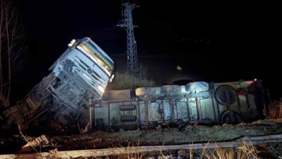 Çorum'da tarlaya devrilen tırın sürücüsüne yardım etmek isteyen Ahmet G.'nin