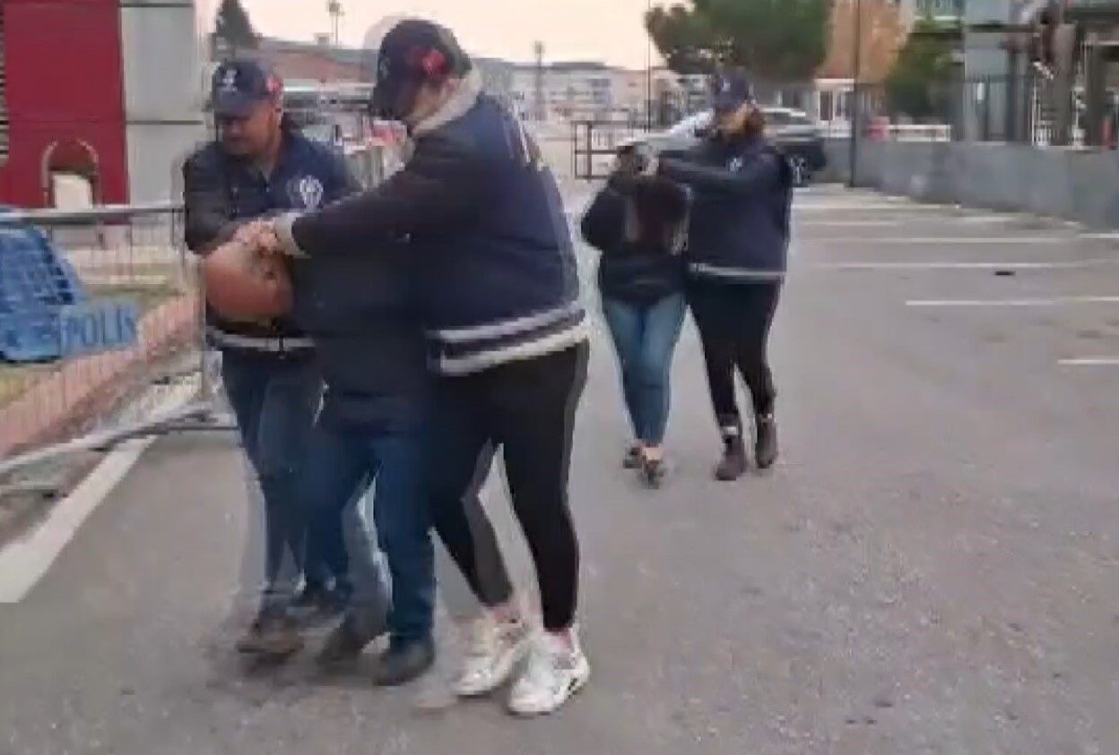 Gaziantep'te, yardıma muhtaç kadınları dolandırarak menfaat sağlayan M.K. (54) tutuklanırken,