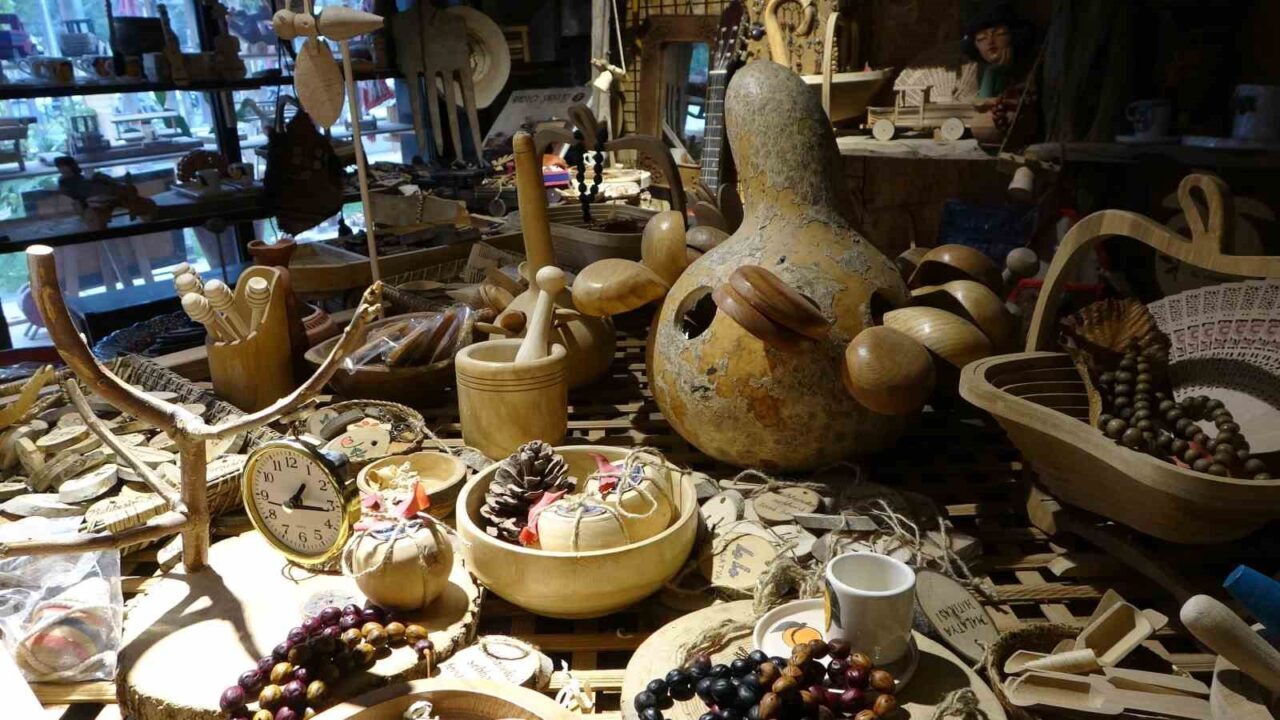 Mikail Fırat, 62 yaşında olup, 50 yıldır ahşap sanatı ile