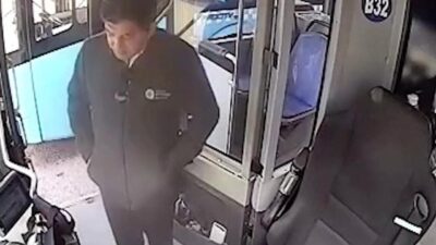 Antalya'ya tatil için gelen 80 yaşındaki İbrahim Gedik, halk otobüsünde