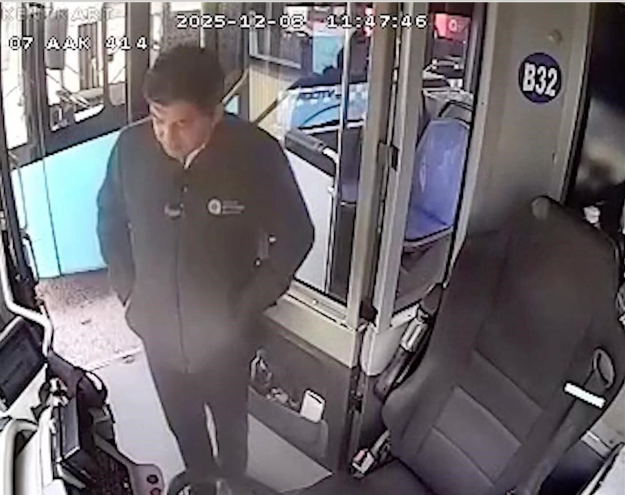 Antalya'ya tatil için gelen 80 yaşındaki İbrahim Gedik, halk otobüsünde