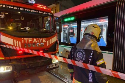 Kocaeli’de tramvay kazasında 71 yaşındaki kadın ağır yaralandı, güvenlik kamerası görüntüleri ortaya çıktı.