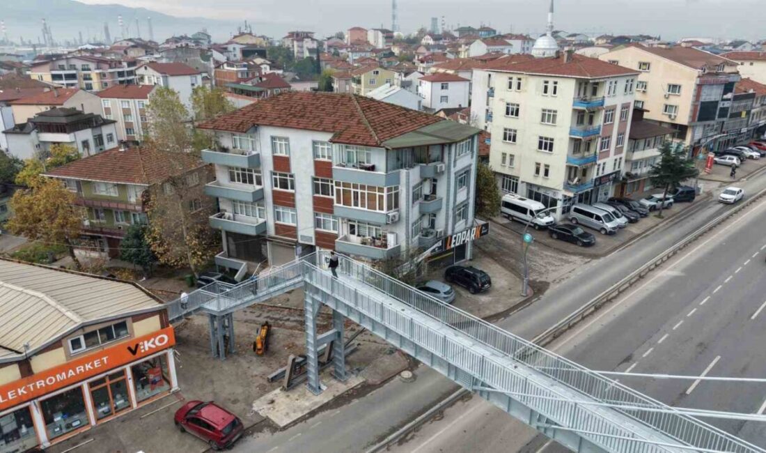 Körfez’deki Yaya Üst Geçidi Yeniden İnşa Edildi, Ancak Komşuların Endişeleri Devam Ediyor Kocaeli’nin Körfez ilçesinde, evin görünürlüğü nedeniyle yıkılan üst geçit 1