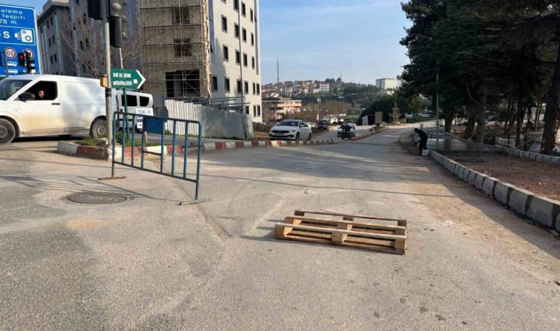 Bilecik’te Kavşaktaki Kaldırım Çalışmaları Sürücüleri de Rahatsız Ediyor Bilecik Hürriyet Mahallesi'ndeki İl Özel İdare Kavşağı'ndaki kaldırım çalışmaları, yayalar