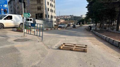 Bilecik Hürriyet Mahallesi'ndeki İl Özel İdare Kavşağı'ndaki kaldırım çalışmaları, yayalar