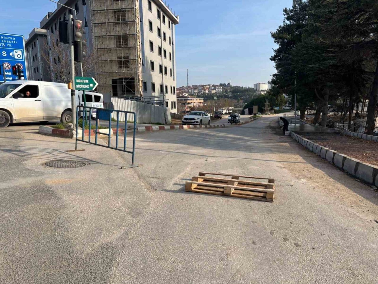 Bilecik Hürriyet Mahallesi'ndeki İl Özel İdare Kavşağı'ndaki kaldırım çalışmaları, yayalar