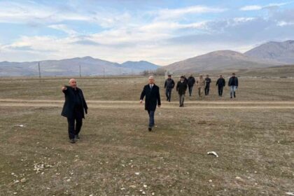 Muş’un Yaygın Beldesi’nde Sentetik Çim Yüzeyli Futbol Sahası İçin İnceleme Gerçekleştirildi