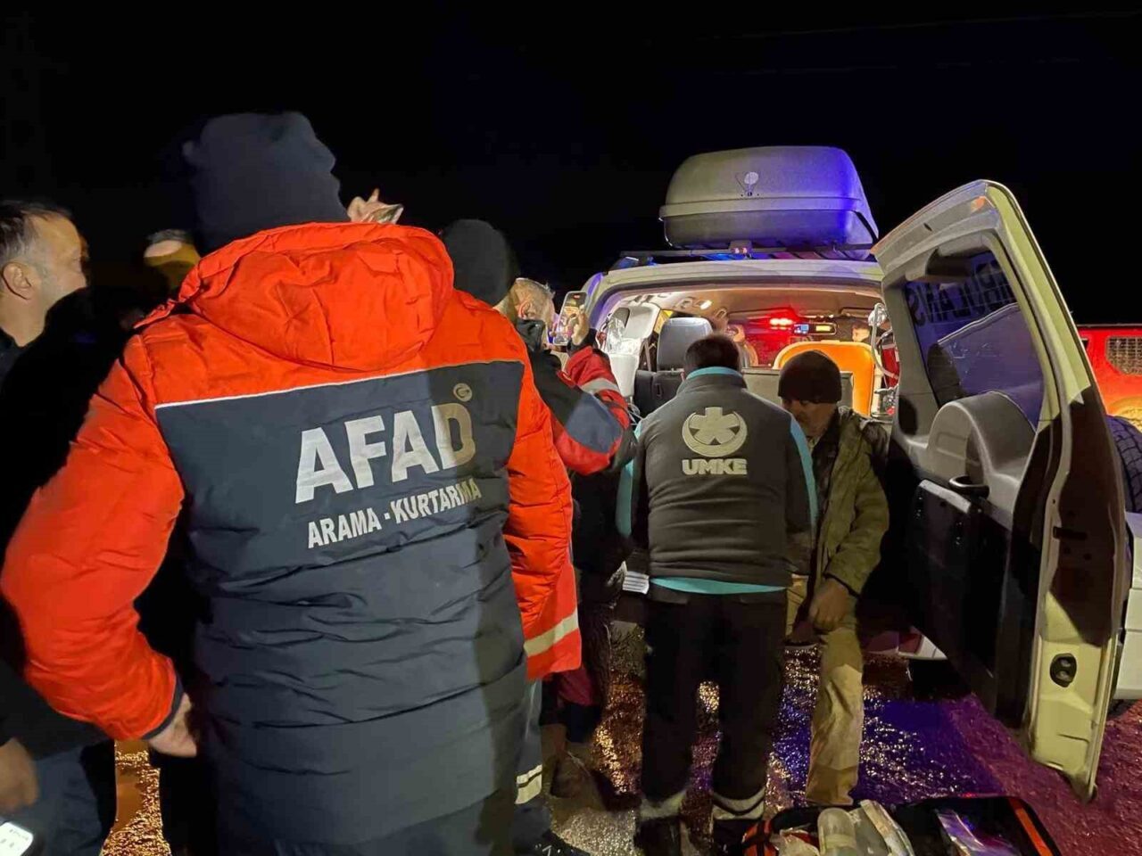 Sakarya’da Kaybolan Yaşlı Çiftin Arama Kurtarma Anı Anbean Kaydedildi Sakarya'nın Karagöl Yaylası'nda kaybolan H.K. (71) ve M.K. (72) çifti,