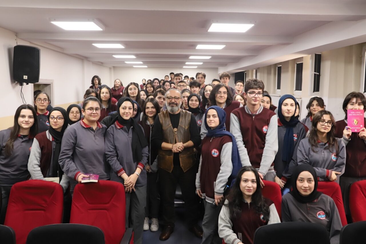 Bayburt Millî İrade Anadolu Lisesi, yazar Sinan Yağmur'u öğrencileriyle buluşturdu.