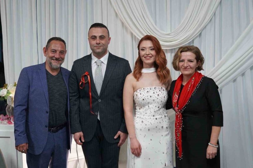 Eski Denizli Milletvekili Melike Basmacı, danışmanı Kazım Acıkara’nın nişan törenine katıldı.