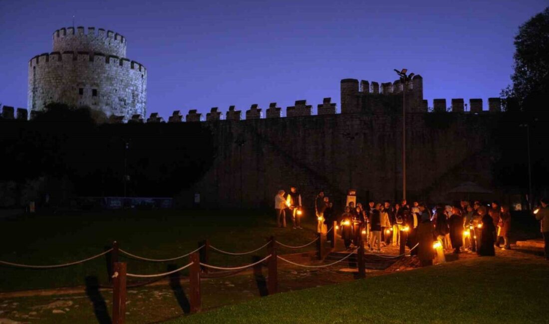 Yedikule Hisarı’nda Ay Işığında Fenerli Gece Turu Düzenlendi Yedikule Hisarı'nda Fatih Belediyesi'nin düzenlediği "Fenerli Gece Turu"nda, ziyaretçiler tarihi