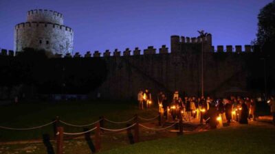 Yedikule Hisarı'nda Fatih Belediyesi'nin düzenlediği "Fenerli Gece Turu"nda, ziyaretçiler tarihi