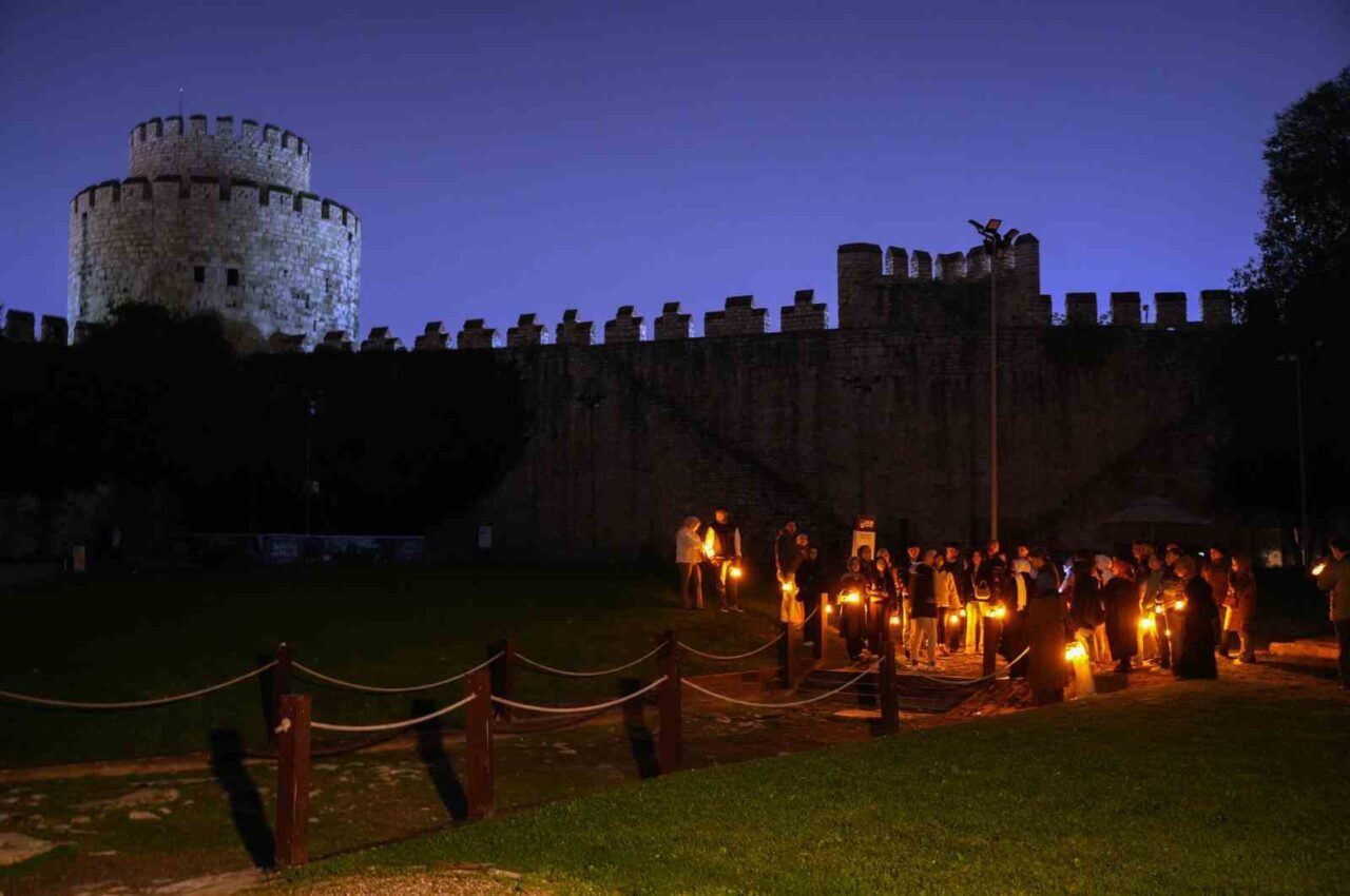 Yedikule Hisarı'nda Fatih Belediyesi'nin düzenlediği "Fenerli Gece Turu"nda, ziyaretçiler tarihi