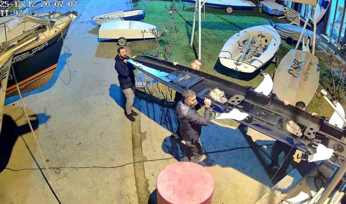 Kocaeli’nin Derince İlçesinde Kaçak Deniz Küreği Teknelerine Baskın Yapıldı Kocaeli'nin Derince ilçesinde, Kaçakçılık ve Gümrük Muhafaza ekipleri, kaçak deniz