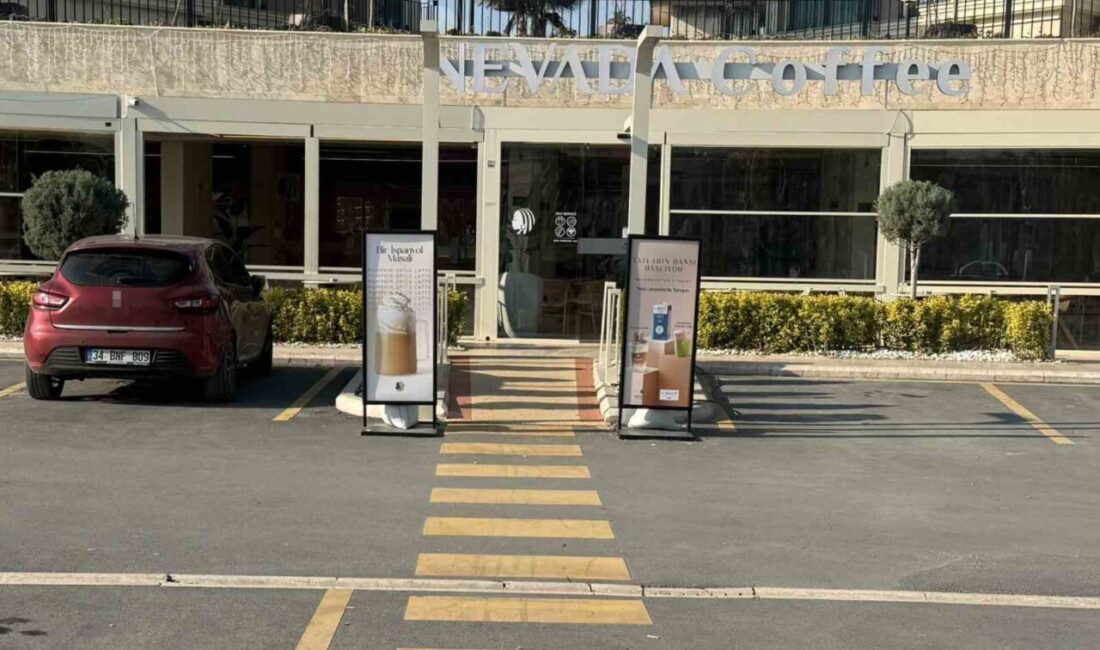 Beylikdüzü'nde Serhat Doğramacı'nın sahibi olduğu hamburgerci, kimliği belirsiz kişilerce kurşunlandı.