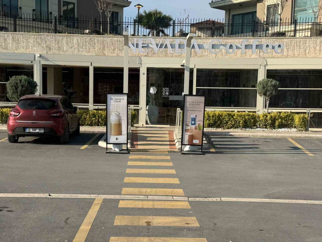 Beylikdüzü'nde Serhat Doğramacı'nın sahibi olduğu hamburgerci, kimliği belirsiz kişilerce kurşunlandı.