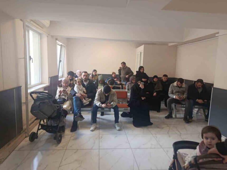 Yeni yıl öncesi kimlik, ehliyet ve pasaport işlemleri için nüfus müdürlüklerine akın edildi.