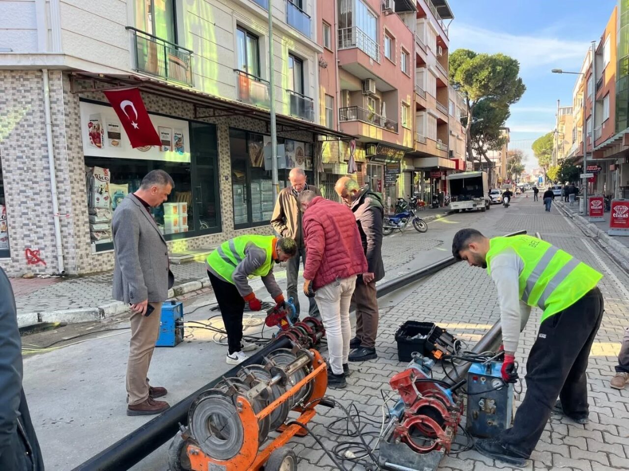 Yenipazar Belediyesi, ASKİ iş birliğiyle içme suyu hattını yenilemeye başladı.